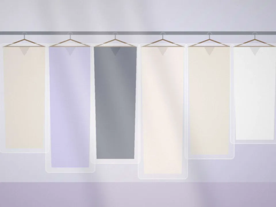 Manteau et robe propres sous housse, suspendus dans la boutique