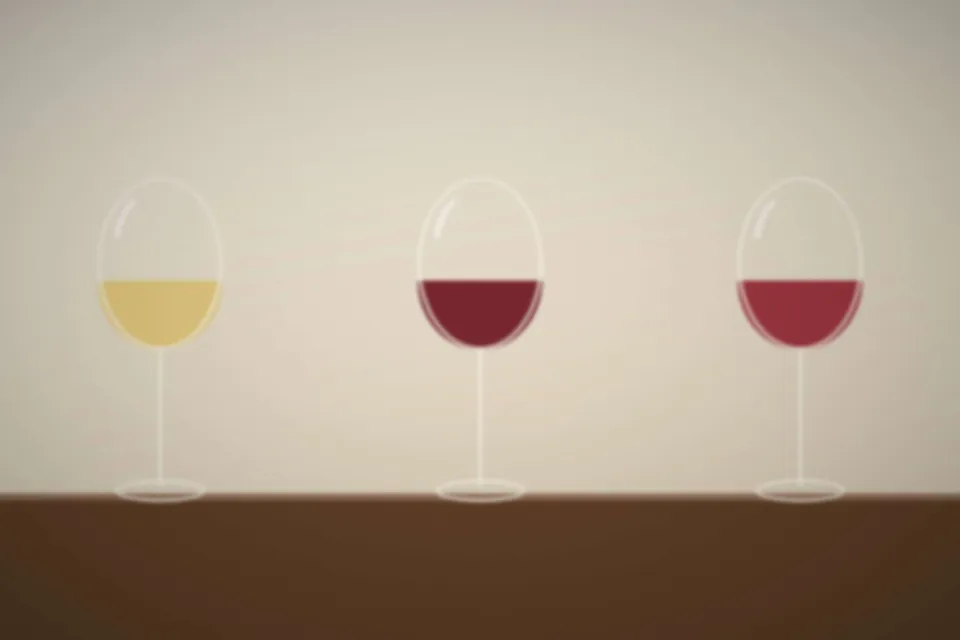 Trois verres de vins différents côte à côte