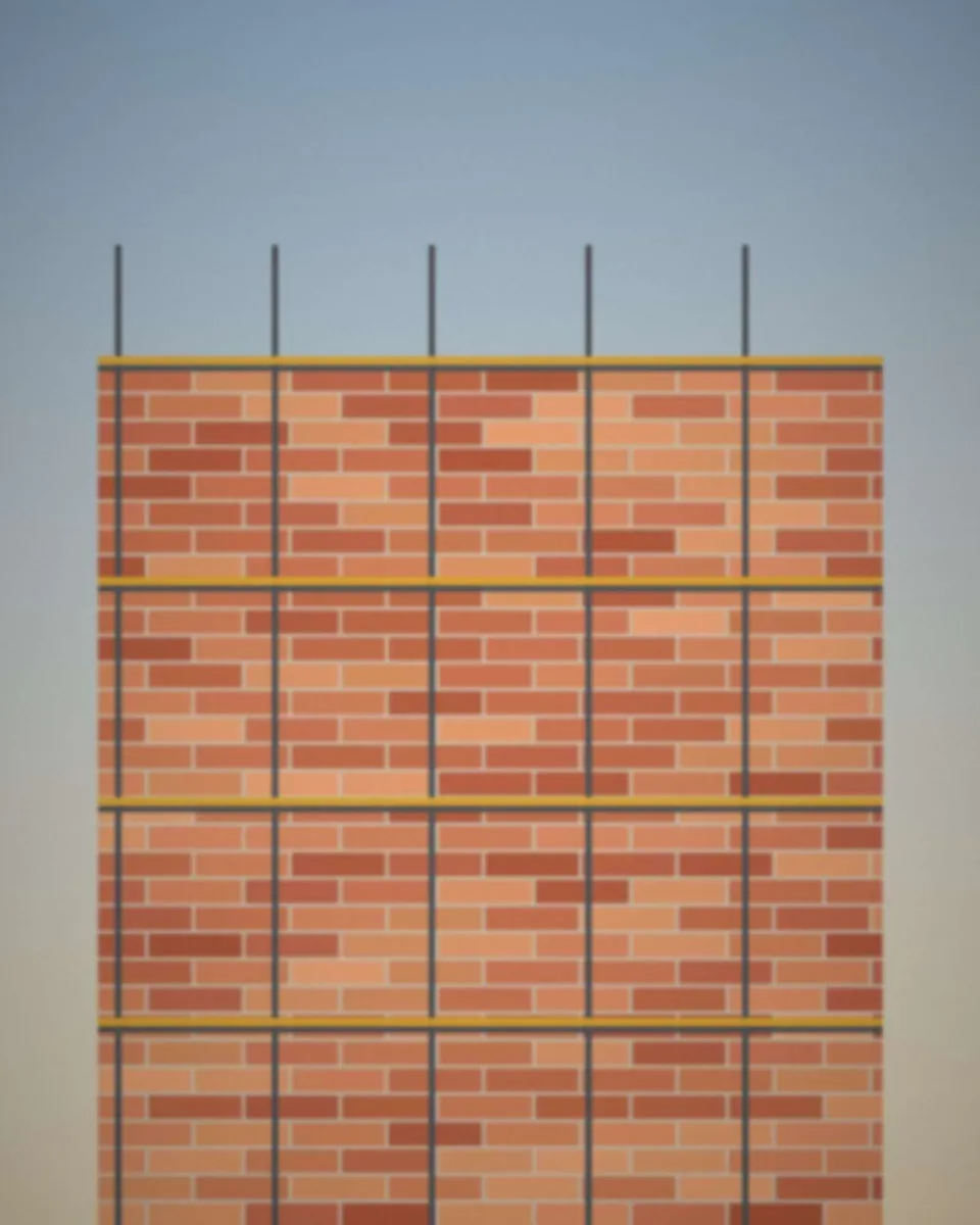 Échafaudage contre un mur en brique au lever du jour