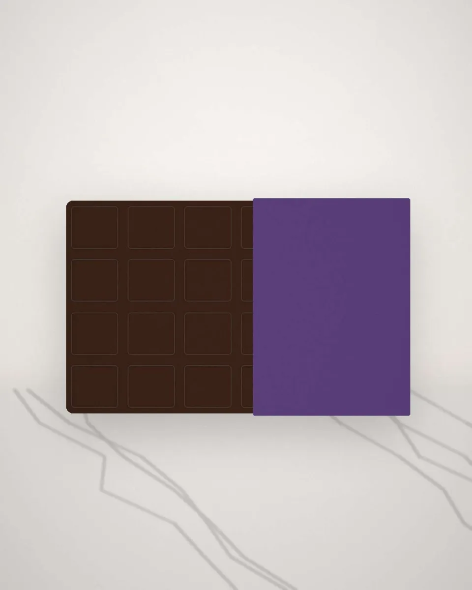 Tablette de chocolat noir à moitié déballée
